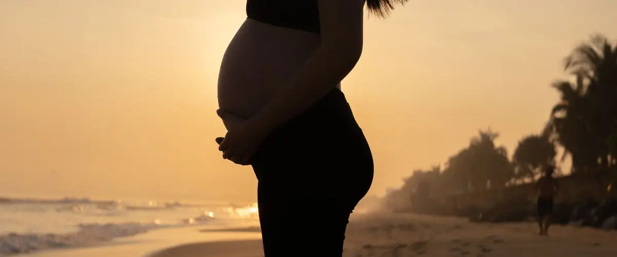 Madre corredora con carrito de bebé entrenando en parque