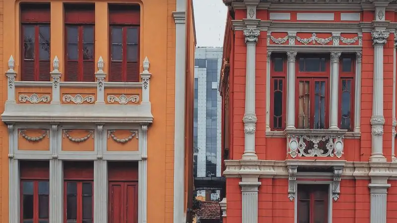 Corredor pasando frente a edificios historicos con fachadas de colores