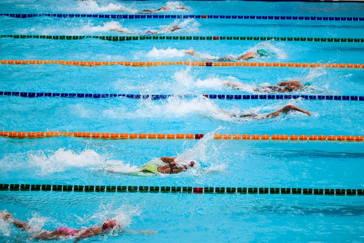Triatleta nadando en aguas abiertas durante competici&oacute;n