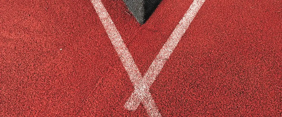 Corredor haciendo series de velocidad en pista de atletismo