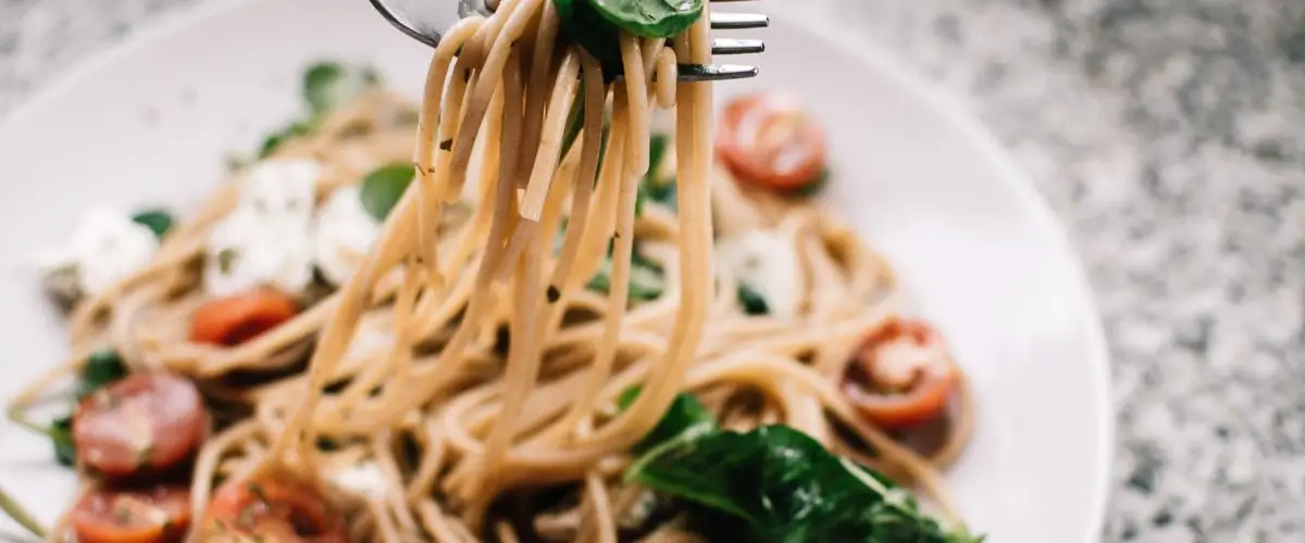 Plato de pasta con tomate para la carga de hidratos antes de una media marat&oacute;n