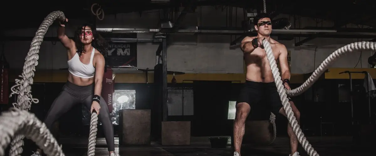 Atleta realizando ejercicio funcional en competición de fitness