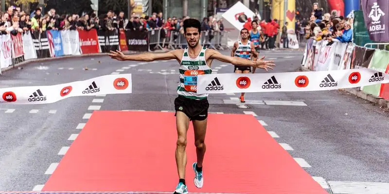 Corredora terminando media marat&oacute;n