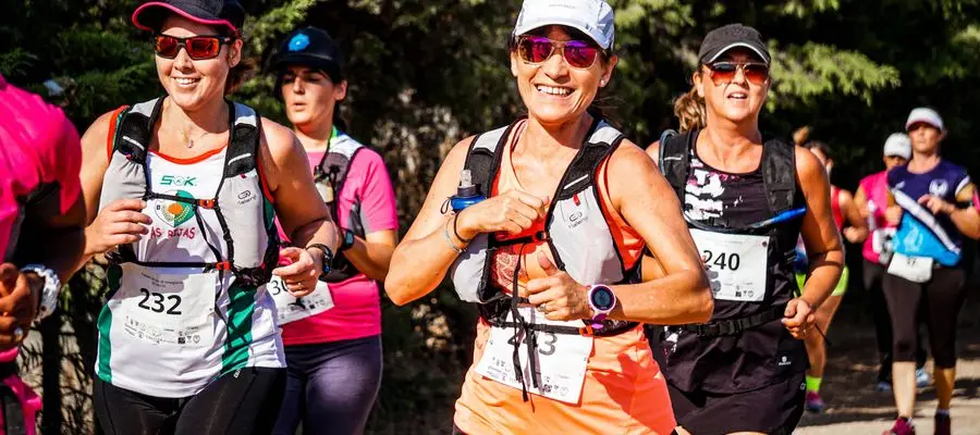 Grupo de corredoras con dorsales en carrera popular