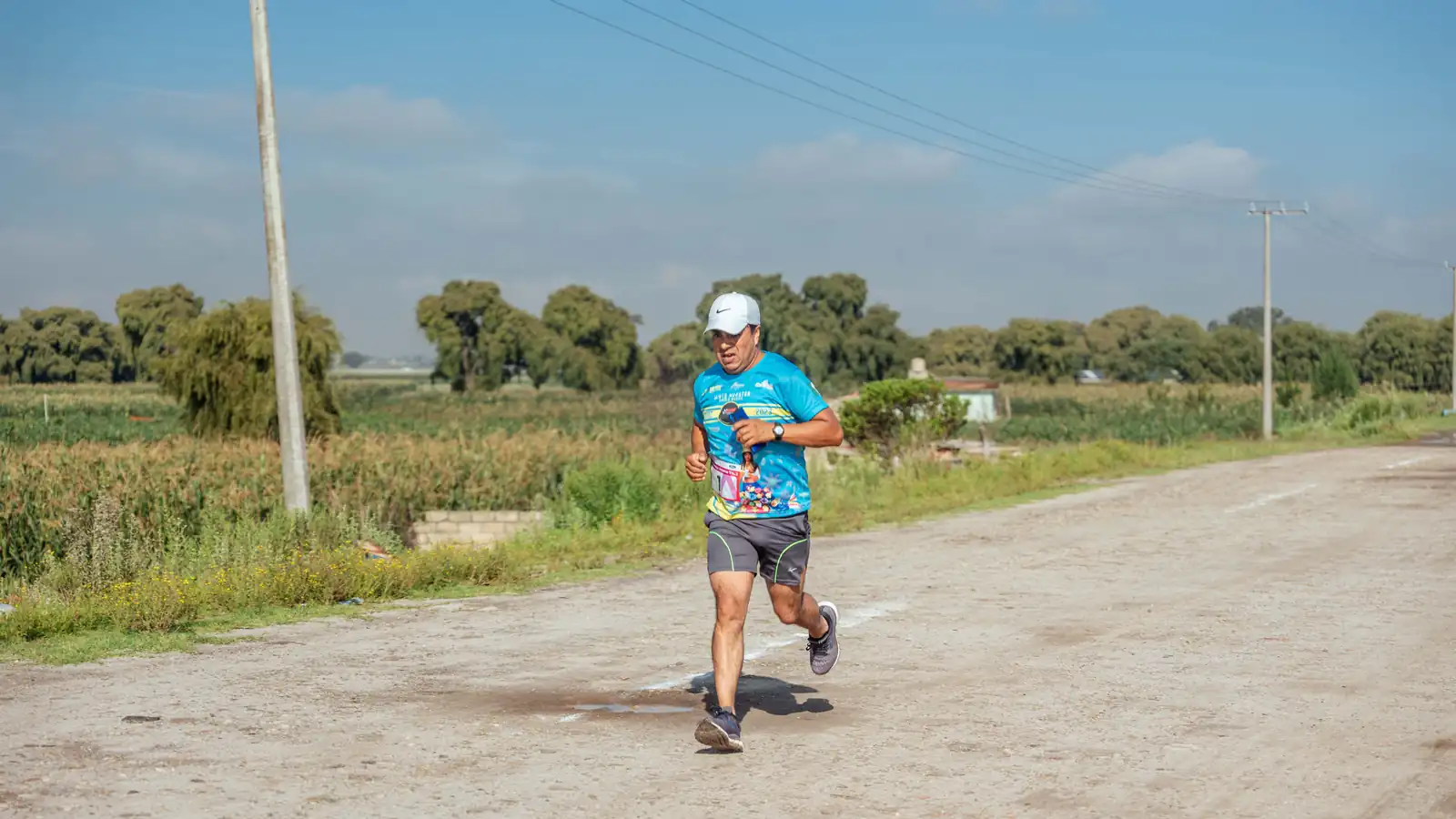 Corredor principiante entrenando a ritmo suave por un camino rural