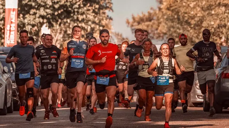 Corredores en la Mitja Marató de Barcelona por el paseo marítimo de la Barceloneta