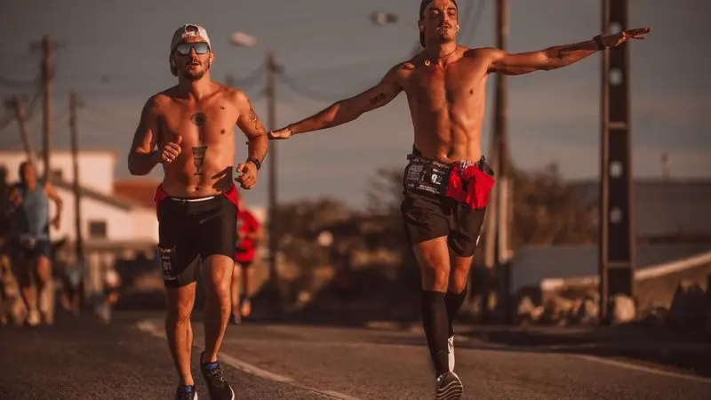 Corredores participando en una carrera popular por las calles de una ciudad