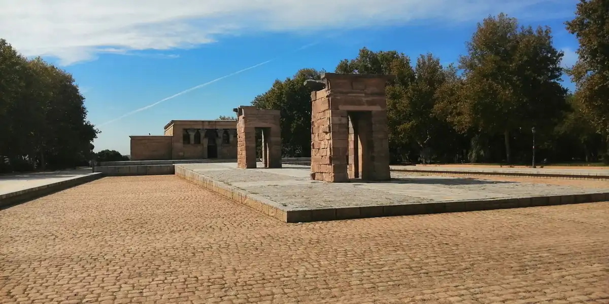 Templo de Debod rodeado de arbolado, junto al Parque del Oeste, en Madrid