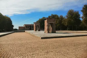 Templo de Debod rodeado de arbolado, junto al Parque del Oeste, en Madrid