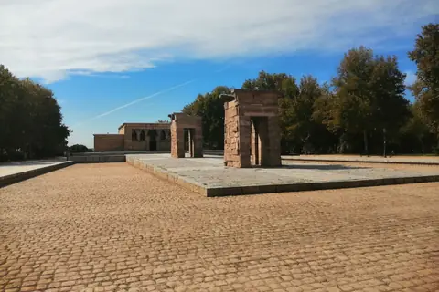 Templo de Debod rodeado de arbolado, junto al Parque del Oeste, en Madrid