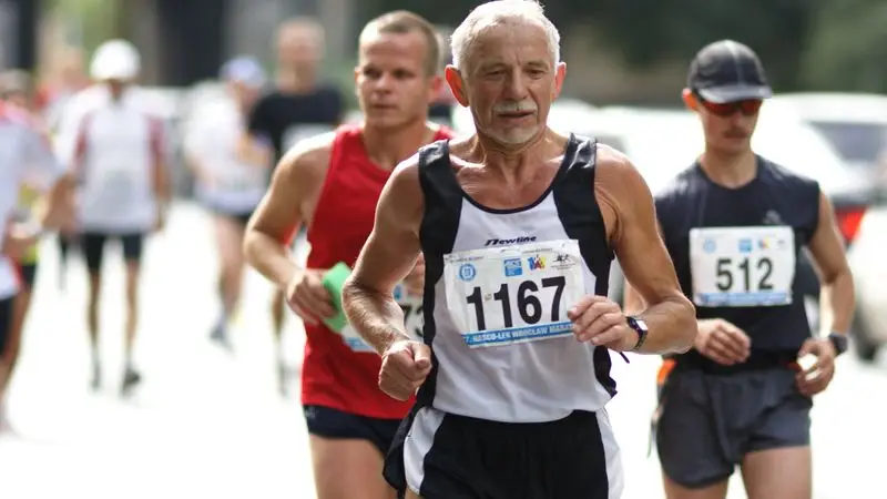 Corredor veterano participando en una maraton popular