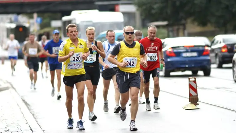 Corredores con dorsales compitiendo en una marat&oacute;n urbana