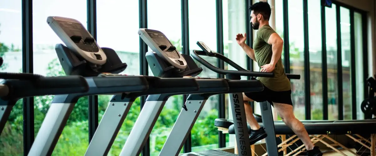Correr en Cinta vs Calle: Diferencias y Qué es Mejor