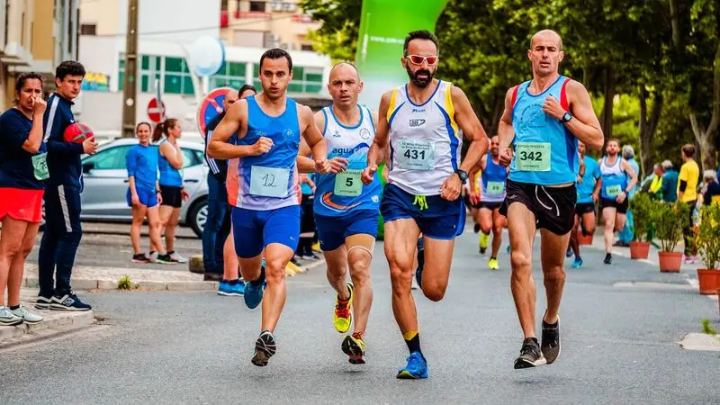 Corredores compitiendo en una carrera de media maratón por carretera