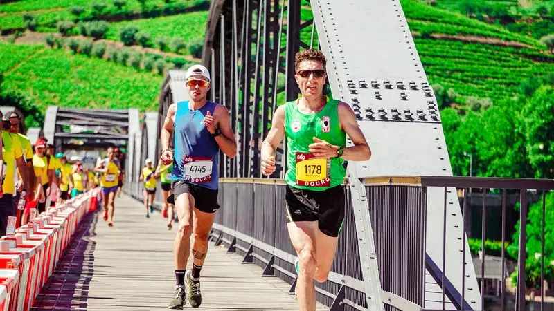Corredores con gafas de sol compitiendo sobre un puente