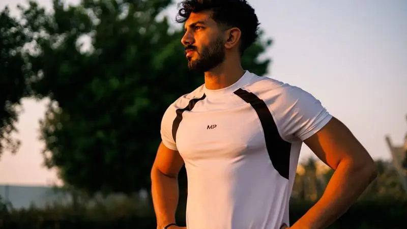 Hombre atletico al amanecer preparandose para correr