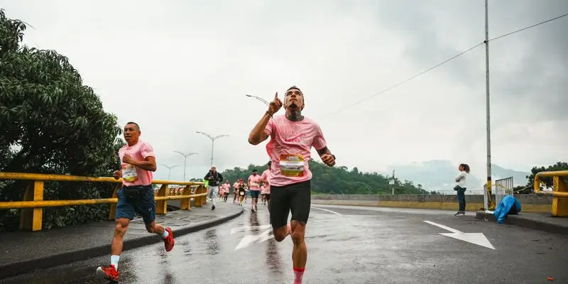 Grupo de corredores entrenando
