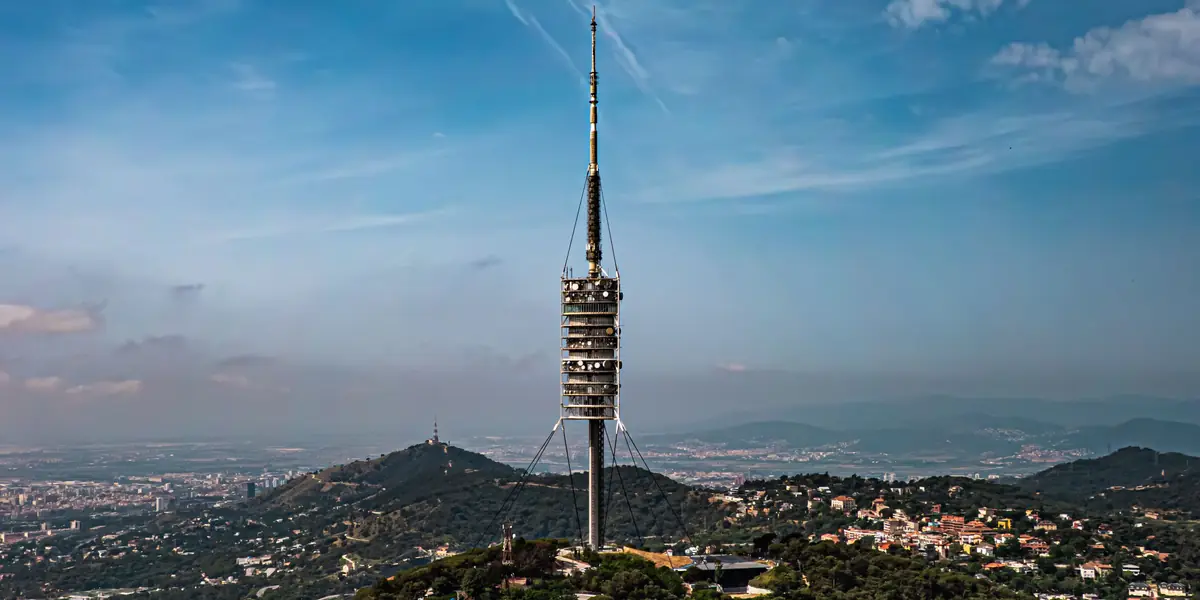 Torre de Collserola sobre la sierra, con Barcelona al fondo