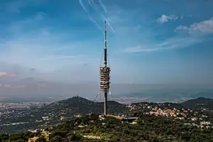Torre de Collserola sobre la sierra, con Barcelona al fondo