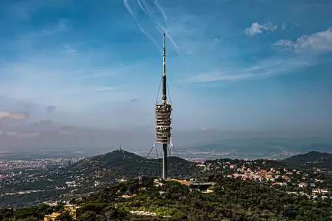 Torre de Collserola sobre la sierra, con Barcelona al fondo