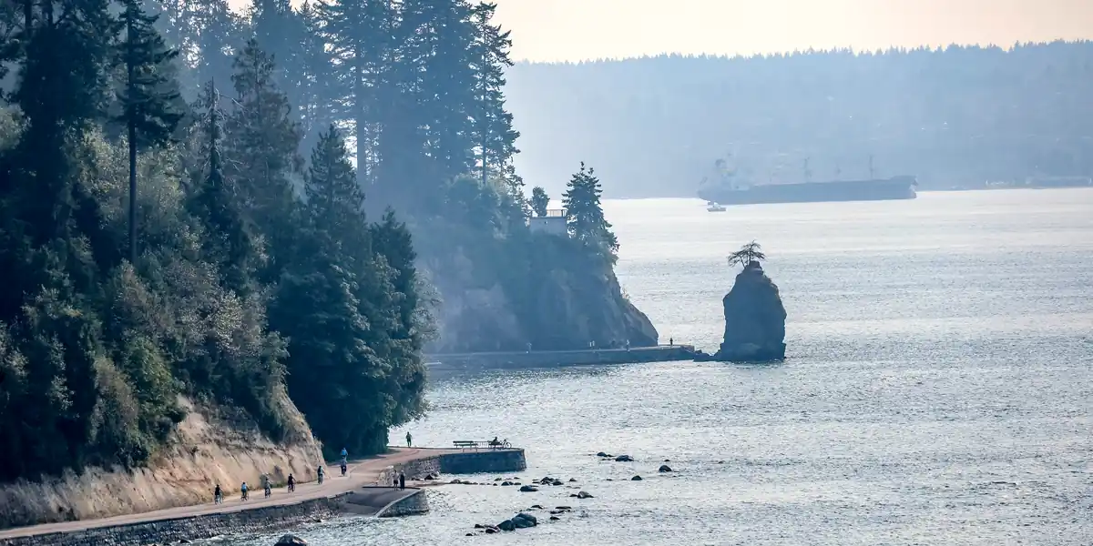 Sendero costero de Stanley Park junto a Siwash Rock, en Váncouver