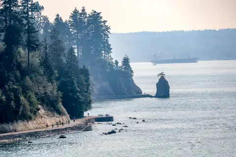 Sendero costero de Stanley Park junto a Siwash Rock, en V&aacute;ncouver