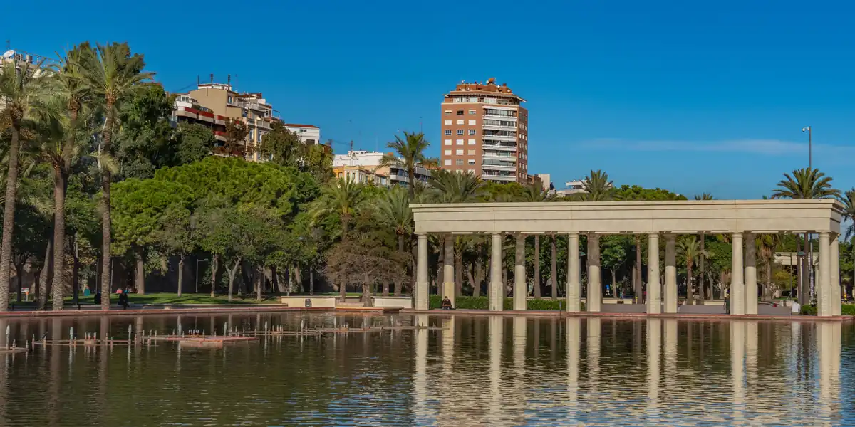 Estanque y columnata de los Jardines del Turia, en Valencia