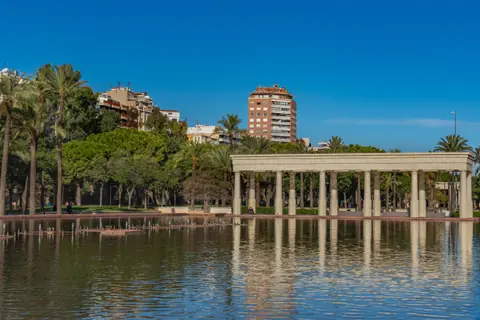 Estanque y columnata de los Jardines del Turia, en Valencia