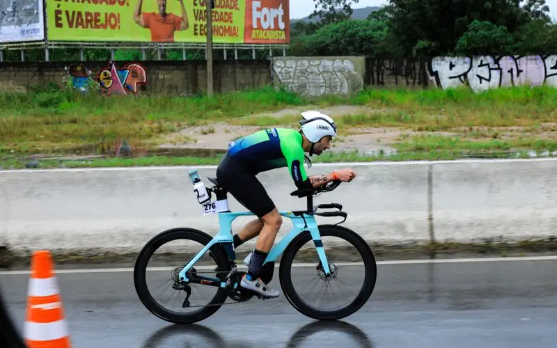 Triatleta en transici&oacute;n durante competici&oacute;n de triatl&oacute;n
