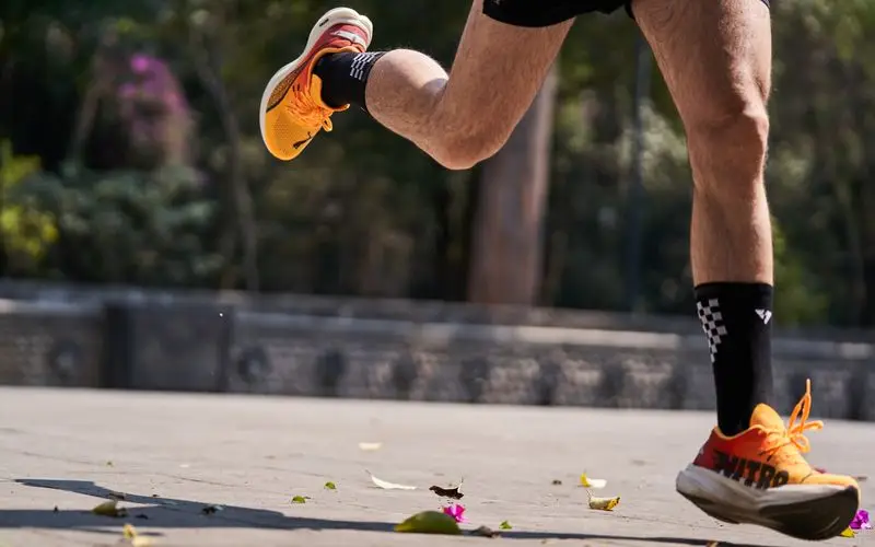 Runner haciendo intervalos para mejorar VO2 Max