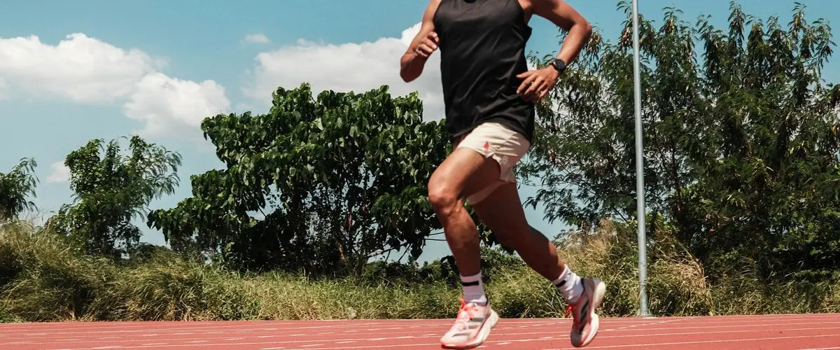 Corredor entrenando para mejorar su VO2 Max