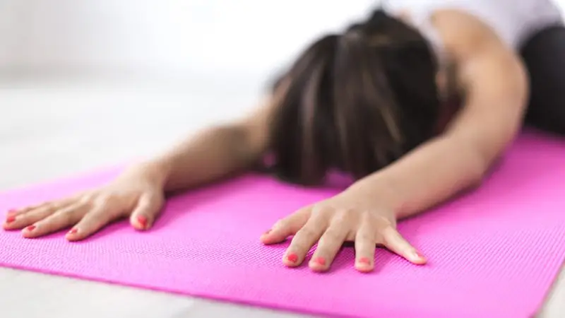 Mujer realizando ejercicios de estiramiento y respiracion