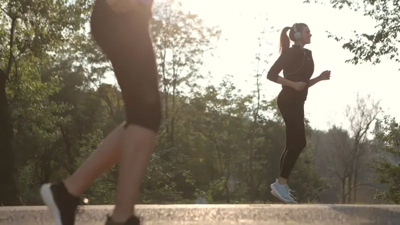 Mujer haciendo ejercicio matutino al aire libre en un parque urbano