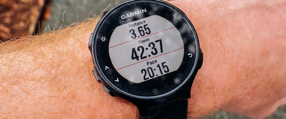 Strava vs Garmin Connect: Comparativa Completa para Runners 2026