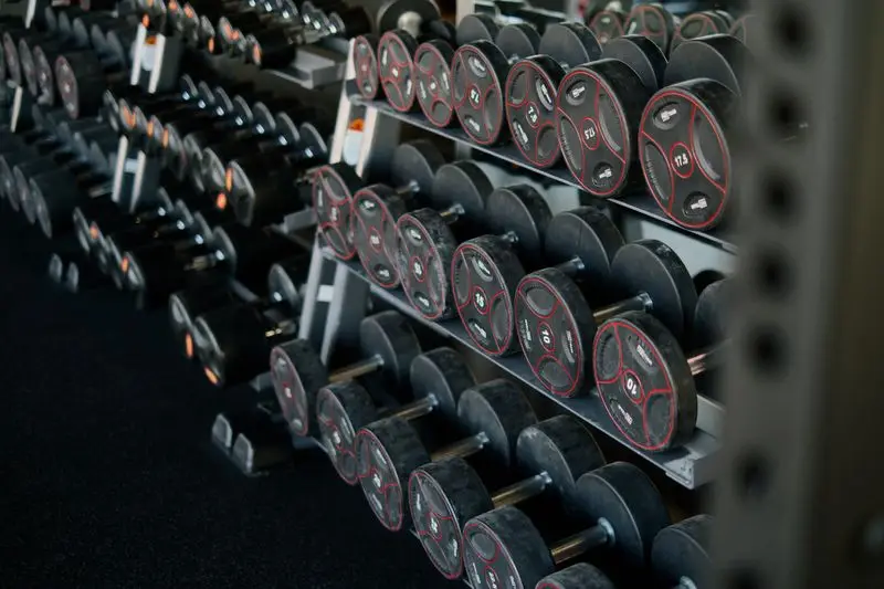 Hombre haciendo ejercicio de fuerza funcional en gimnasio