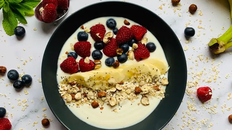 Bowl de avena con plátano, frutos rojos y semillas - desayuno ideal antes de correr