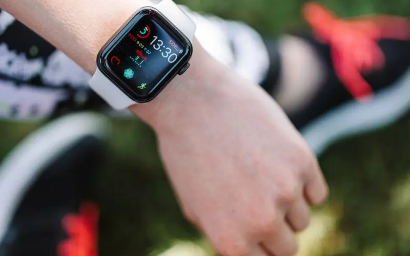 Atleta haciendo estiramientos y ejercicios de recuperaci&oacute;n tras entrenamiento de running