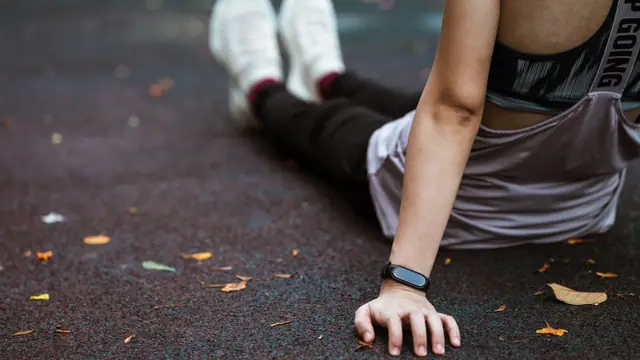 Imagen ambiental: deportista en posici&oacute;n de salida con una pulsera de actividad; no corresponde al modelo analizado