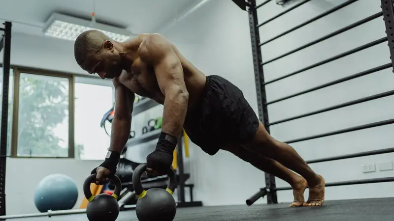 Atleta realizando ejercicios de fuerza funcional con peso