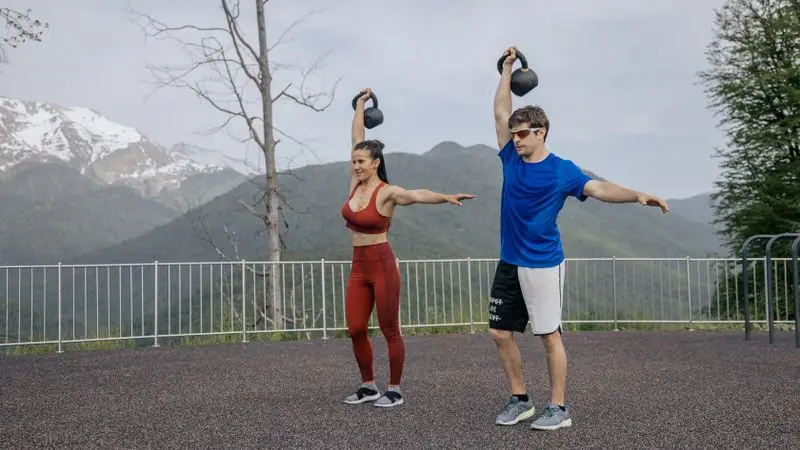 Entrenamiento con kettlebells en gimnasio funcional