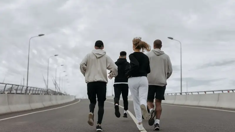 Grupo de corredores haciendo jogging como calentamiento