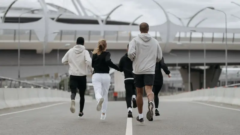 Grupo de personas haciendo jogging juntas en zona urbana