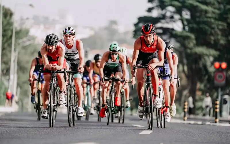 Atleta en transici&oacute;n de ciclismo a carrera en duat&oacute;n