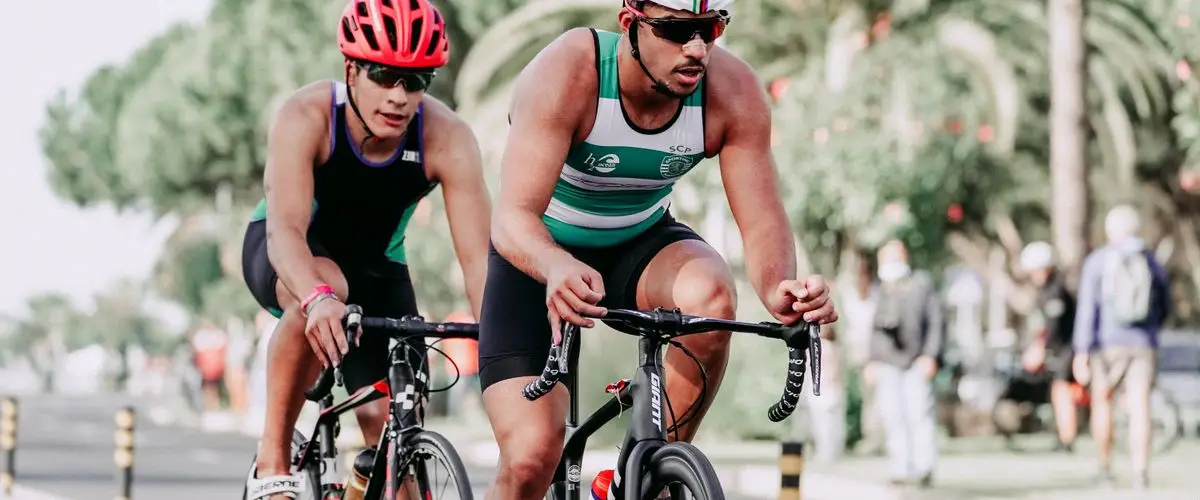 Atleta en transición entre ciclismo y carrera durante un duatlón