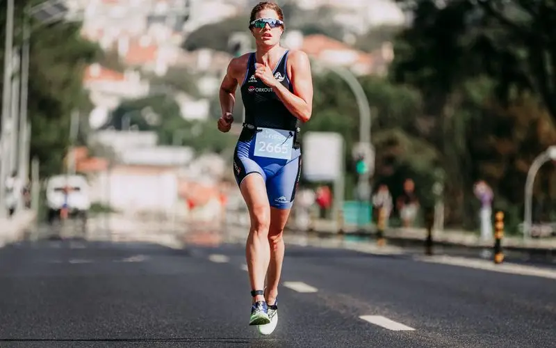 Ciclista en segmento de bicicleta durante triatl&oacute;n