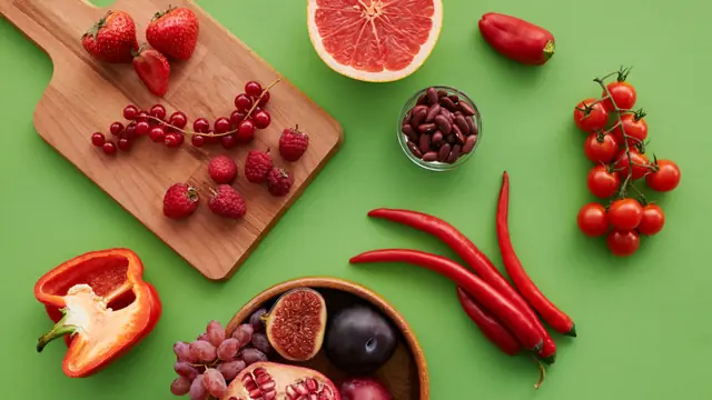 Bodeg&oacute;n de alimentos antiinflamatorios: fresas, grosellas, frambuesas, pomelo, tomate, pimiento, higo y granada
