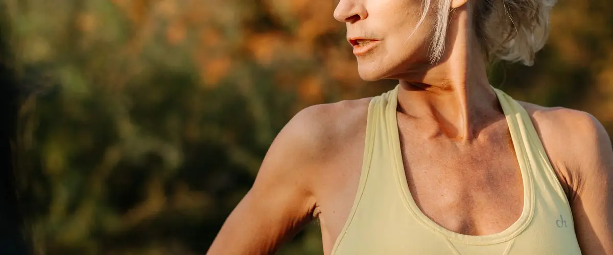Mujer corriendo al aire libre durante la menopausia