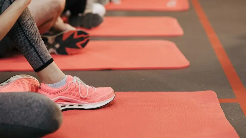 Atleta entrenando con zapatillas de fitness funcional en el gimnasio