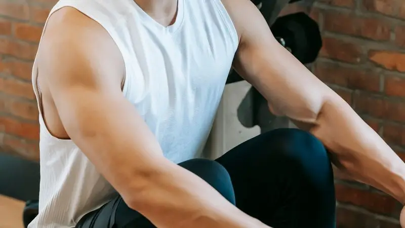 Atleta entrenando en gimnasio funcional con m&aacute;quinas de cardio