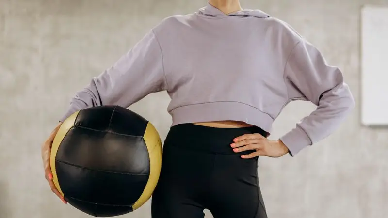 Entrenamiento con bal&oacute;n medicinal en gimnasio funcional